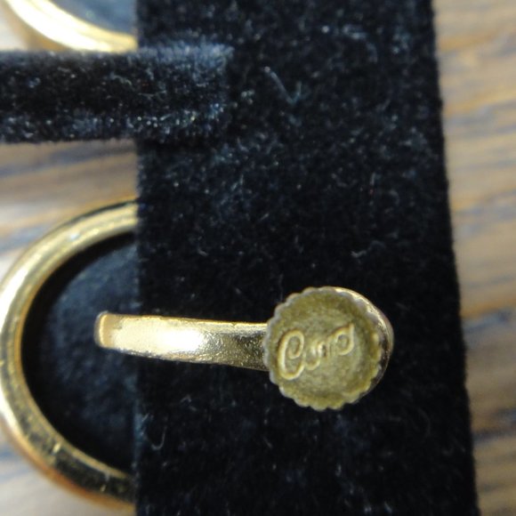 Vtg CORO Black Cameo Earrings Screw Back Gold Tone - Picture 4 of 9